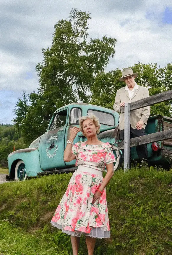 Eva Eastwood och DOug Seegers står vid en blå raggarbil